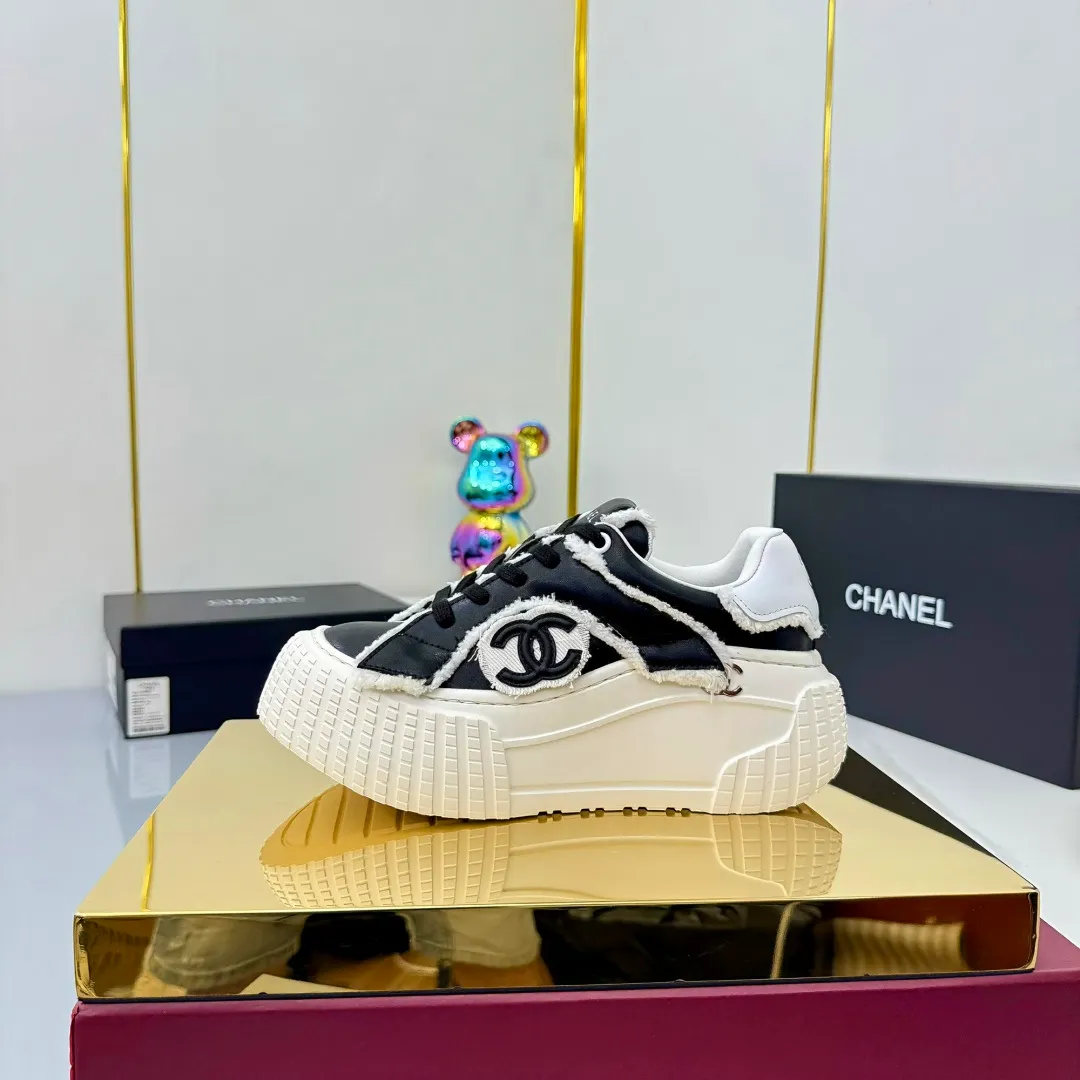 👟👟Ex-factory price 640👟👟 Chanel bread shoes ~ original calfskin panda shoes Chanel 25C latest hot style panda black and white sports shoes casual sneakers Xiaoxiang hot item classic black and white panda color coco girls must pay Fabric: original custom mixed sheepskin lining: original imported breathable mesh lining outsole: Original molded rubber + TPU combination Size: Women's 35-41 Buy now👉